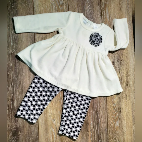 Off-White Terry Velour Tunic with Black and White Heart Print Leggings Size 6-9M - Picture 1 of 9